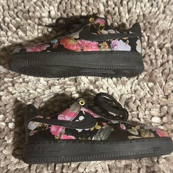 ‼️Sold ‼️ Nike Black Floral Air Force 1 Women’s size 6.5 US - Picture 6 of 7